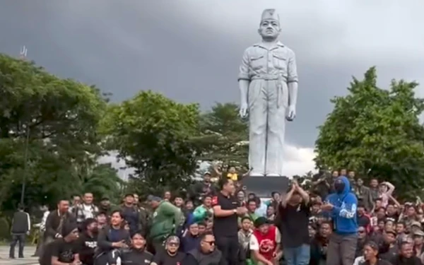 Thumbnail Berita - Dukungan Nenek Elina Bertambah, Forum Pemuda Surabaya Minta Polisi Tindak Tegas