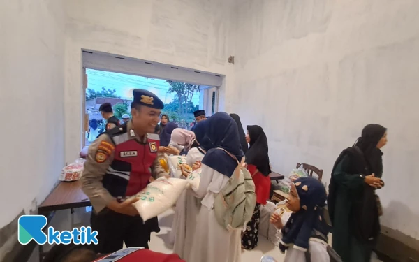 Thumbnail Berita - Momen Akhir Tahun, PASABBER Polres Situbondo Salurkan Sembako untuk 150 Anak Yatim