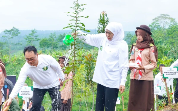 Thumbnail Berita - Urip Iku Urup! Sedekah Oksigan dan Kampanye Pohon Hidup ala Khofifah Demi Manfaat Berkepanjangan