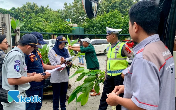 Thumbnail Berita - Pastikan Laik Jalan, Kemenhub Intensifkan Ramp Check Bus Pariwisata di Kota Batu