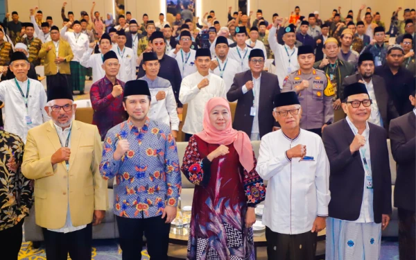 Thumbnail Berita - Gubernur Khofifah Beri Selamat KH Mutawakkil Terpilih di Musda XI MUI Jatim