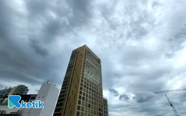 Thumbnail Prakiraan Cuaca Hari Ini 28 Desember 2025: Surabaya Hujan Ringan, Lamongan Hujan Petir