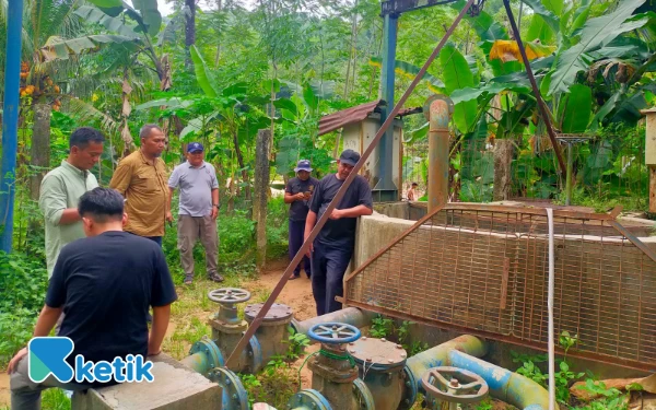 Thumbnail Berita - Gercep Terima Laporan Warga soal Longsor, Dewas Perumdam Tirta Kalimaya Sidak Jaringan PDAM Bayah