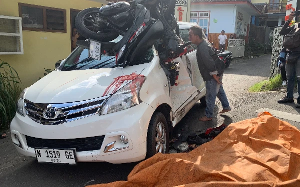 Thumbnail Berita - Detik-detik Kecelakaan Maut Klemuk Kota Batu, Motor Melaju Kencang Sebelum Hantam Mobil