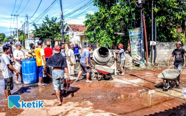 Thumbnail Berita - Turun Langsung Bantu Perbaikan Jalan, Kades Plosokandang Tulungagung Tuai Pujian Warga