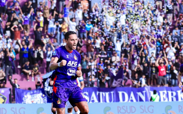 Thumbnail Berita - Enam Kali Dibonatkan senagaPlayer Of The Match, Kian Tegaskan Kualitas Ezra Walian di Super League Musim 2025/26