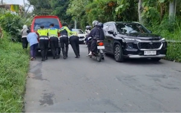Thumbnail Berita - Sigap! Tim Urai Polres Tegal Evakuasi Truk Semen dan Angkot Mogok, Lalu Lintas OW Guci Kembali Lancar