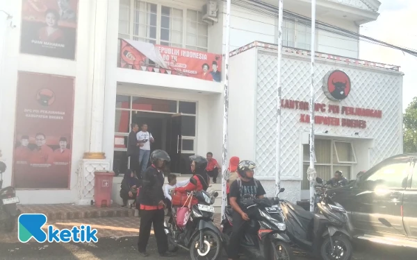 Thumbnail Berita - Akhiri Era 25 Tahun Indra Kusuma, Cahrudin Pimpin PDIP Brebes: Pengurus Lama Nyatakan Legowo