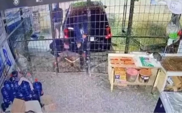 Thumbnail Maling Bermobil Bobol Toko Sembako di Sukarami Palembang, Aksi Potong Terali Terekam CCTV