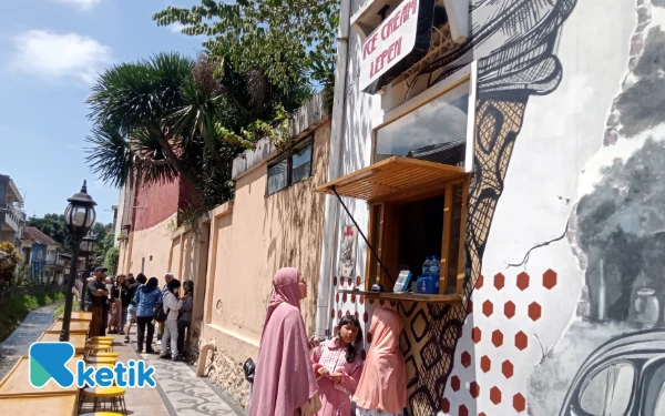 Thumbnail Daya Tarik Kuliner Kampung Heritage Kayutangan Kota Malang, Ice Cream Lepen Tawarkan Sensasi Makan di Tepi Sungai
