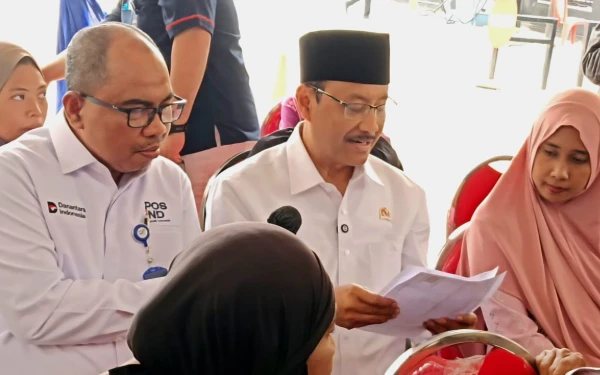 Thumbnail Berita - Pastikan Tepat Sasaran, Gus Ipul Tinjau Langsung Penyaluran BLT Kesra 2025 di Surabaya