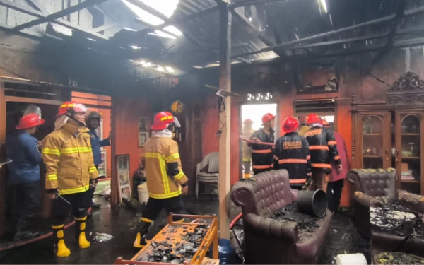 Thumbnail Kebakaran di Permukiman Padat Palembang, Rumah Lansia Hangus Dilalap Api