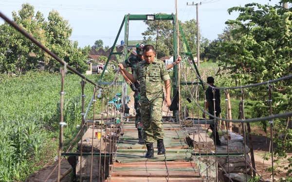 Thumbnail Berita - TNI Bangun Jembatan Gantung Perintis Garuda di Kepung Kediri, Akses Warga Segera Terhubung Aman