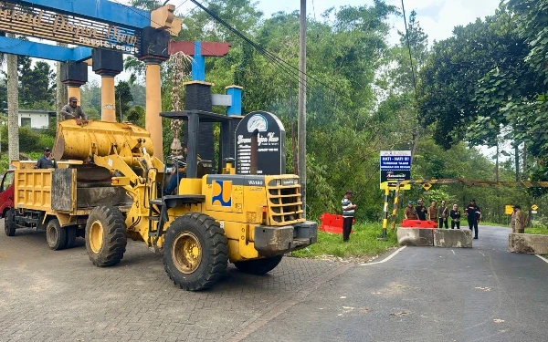 Thumbnail Berita - Pasang Box Culvert Batasi Akses Jalur Klemuk, DPUPR Kota Batu Terjunkan Alat Berat