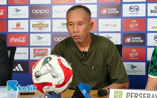 Thumbnail Sosok Uston Nawawi, Legenda Persebaya yang Jadi 'Jembatan' Pelatih dengan Pemain