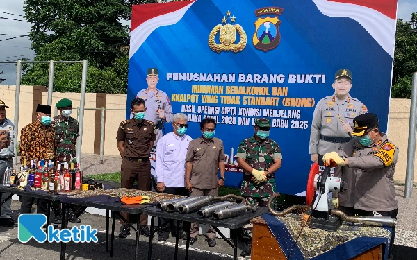 Thumbnail Berita - Denting Gerinda Tutup Tahun, Polres Blitar Musnahkan Ribuan Miras dan Knalpot Brong
