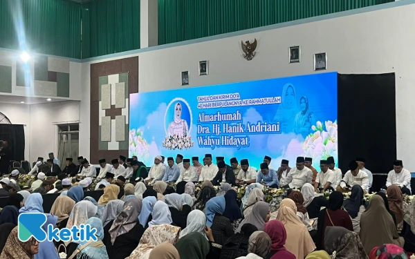 Thumbnail Khidmat, Ribuan Warga Hadiri Tahlil 40 Hari Hanik Andriani Wahyu Hidayat