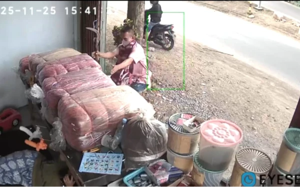Thumbnail Berita - CCTV Pencurian Tembakau Siang Bolong di Jember Viral, Polisi Tangkap Satu Pelaku