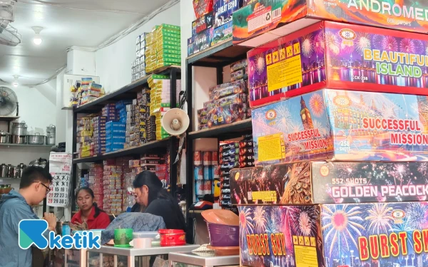 Thumbnail Berita - Jeritan Penjual Kembang Api Jelang Tahun Baru, Omzet Turun Hingga 50 Persen