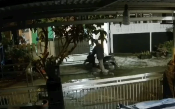 Thumbnail Beraksi Saat Azan Subuh, Maling Gasak Motor Ketua Lingkungan di Borang Palembang Meski Dikunci Ganda