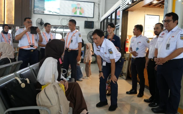 Thumbnail Pastikan Layanan Optimal Selama Nataru, Dirut KAI Tinjau Stasiun di Surabaya