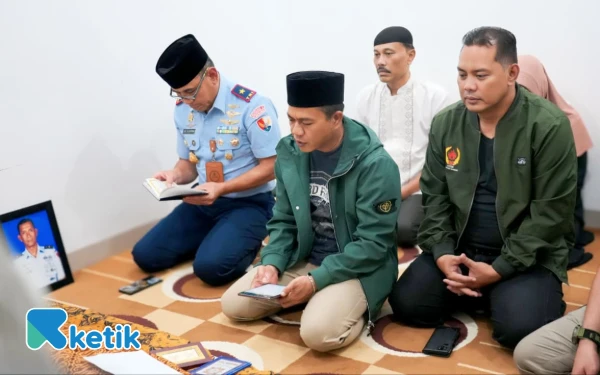 Thumbnail Berita - Bupati Bandung Bersama Danlanud Bertakziyah ke Rumah Duka Atlet Terjun Payung yang Wafat di Laut Pangandaran