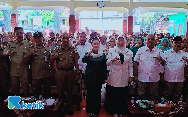 Thumbnail Berita - Legislator Novita Serap Aspirasi dan Bagi Sembako di Cilacap
