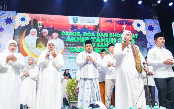 Thumbnail Dzikir dan Shalawat Akhir Tahun 2025, Khofifah Ajak Doakan Jatim dan Indonesia