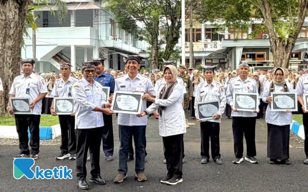 Thumbnail Berita - Tutup Tahun 2025, Pemkab Bojonegoro Serahkan Sertifikat SKM SuKMa e-Jatim