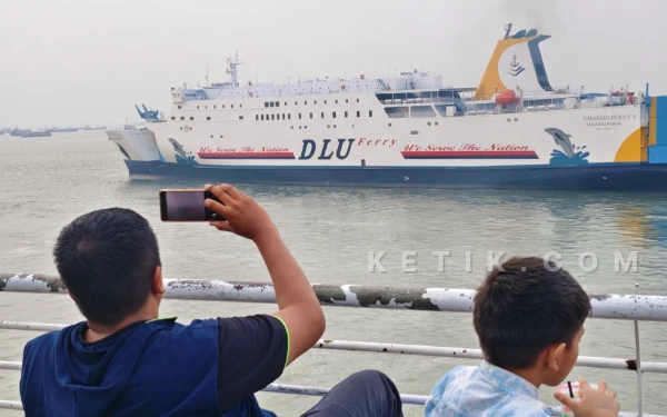 Thumbnail Berita - [FOTO] Senja Terakhir 2025 di Utara Surabaya