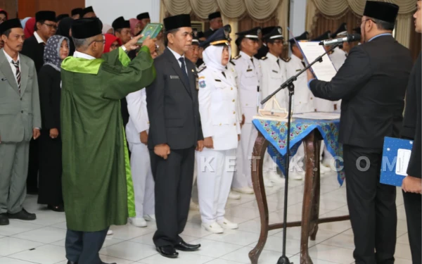 Thumbnail Berita - Tutup Tahun 2025, Wali Kota Tegal Lantik 100 Pejabat Struktural