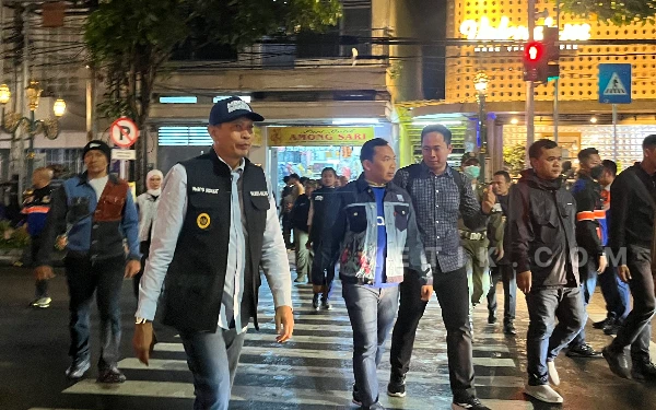Thumbnail Berita - [FOTO] Wali Kota Malang Pantau Malam Pergantian Tahun 2026 di Kayutangan Heritage