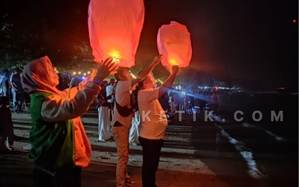 Thumbnail Berita - Pergantian Tahun Baru, Langit Wisata Bahari Pasir Putih Situbondo Dipenuhi Cahaya Lampion dan Doa Bersama Untuk Nusantara
