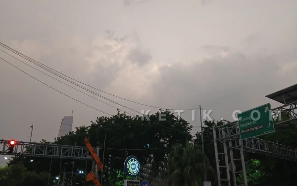 Thumbnail Berita - Cuaca Kota Surabaya 1 Januari 2026 Diprakirakan Hujan Ringan, Pacitan Hujan Petir