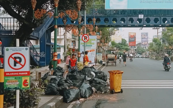 Thumbnail Berita - Di Saat Warga Istirahat, Tim DLH Kota Malang Sapu Bersih 600 Ton Sampah Sisa Pesta Tahun Baru 2026