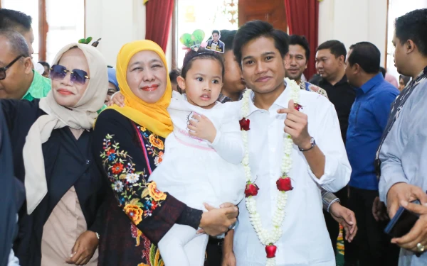 Thumbnail Gubernur Khofifah dan Masyarakat Sambut Valen Sang Juara D'Academy7