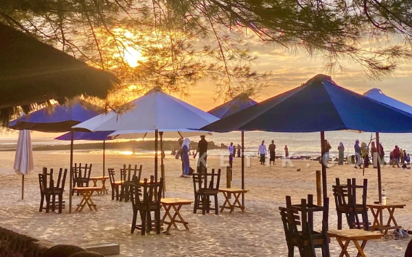 Thumbnail Berita - Tak Hanya Indah dan Estetik, Pantai Lon Malang Turut Dongkrak Perekonomian Warga Sampang