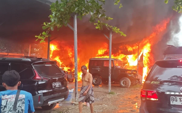 Thumbnail Percikan Blower Picu Kebakaran Bengkel di Sako Palembang, Tiga Mobil Mewah Hangus