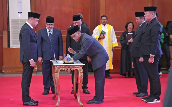Thumbnail Wali Kota Surabaya Lantik 69 Pejabat, Termasuk Kadis Pendidikan! Ini Daftar Lengkapnya