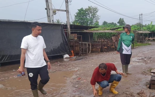 Thumbnail Berita - Blusukan dan Jalan Kaki Lawan 'Mager', Camat Gandus Palembang Petakan Kerusakan Infrastruktur di Gandus Pulokerto