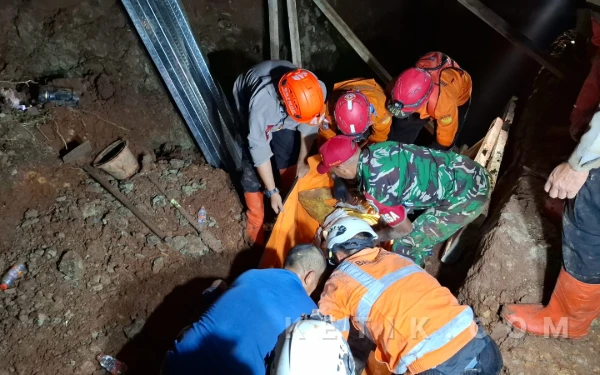 Thumbnail Berita - Tim SAR Gabungan Evakuasi 4 Jasad Pekerja yang Tertimbun Longsor di Jatinangor