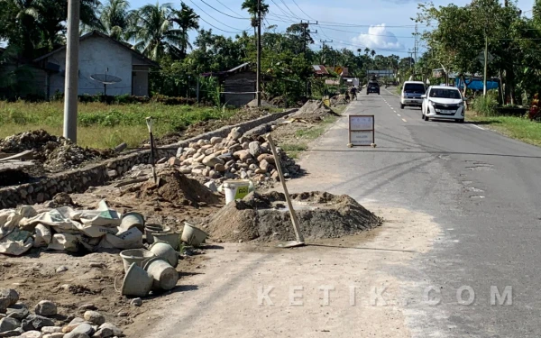 Thumbnail Berita - Proyek "Siluman" di Babahrot Jadikan Jalan Nasional Lahan Aduk Semen, Bahayakan Pengendara
