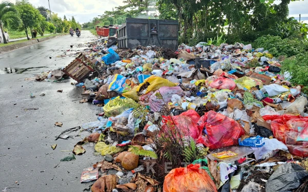 Thumbnail Berita - Sepekan Berlalu, Sampah di Jalan Raya Barat Desa Tuwokona Belum Tertangani