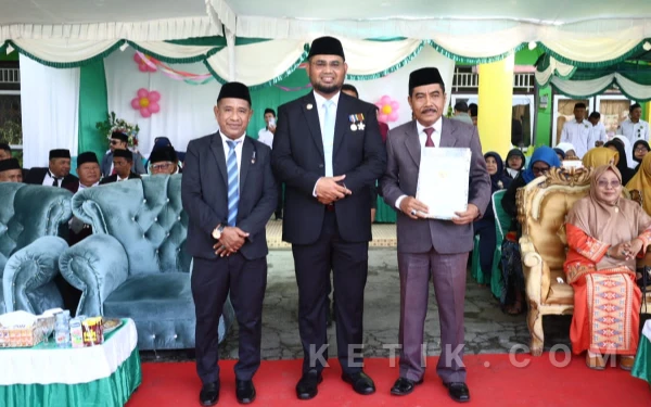 Thumbnail Berita - Bupati Halmahera Selatan Serahkan Sertifikat Tanah Hibah kepada Kemenag Usai Peringatan HAB ke-80