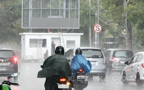 Thumbnail Kota Surabaya dan Trenggalek Diprakirakan Hujan Ringan Hari Ini! Cek Daerahmu Sekarang