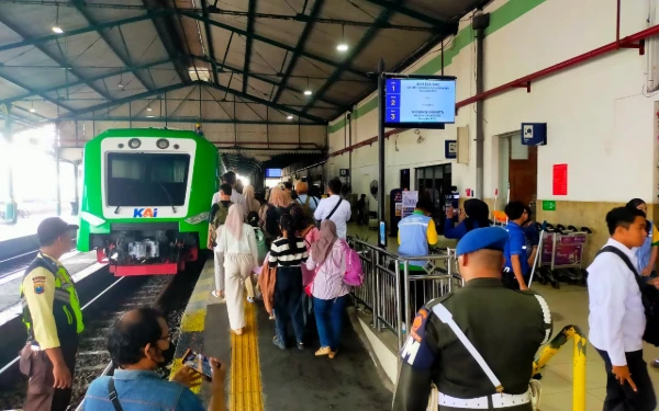 Thumbnail Berita - KA Lokal Bias Madiun-Solo Jadi Primadona, Penumpang Capai 50 Ribu Lebih selama Nataru