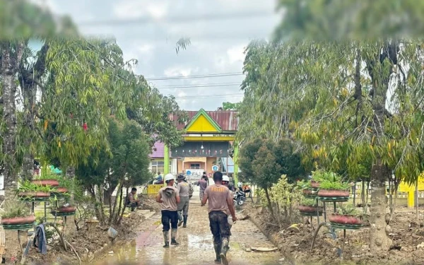 Thumbnail Berita - Dedikasi Terakhir Kepala SDN 1 Tualang Cut Aceh Tamiang, Wakasek: Kami dan Polri Komitmen Lanjutkan Semangatnya