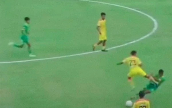 Thumbnail Berita - Jadi Korban Tendangan Kungfu di Babak 32 Besar Liga 4 Jatim, Ini Kondisi Firman Nugraha