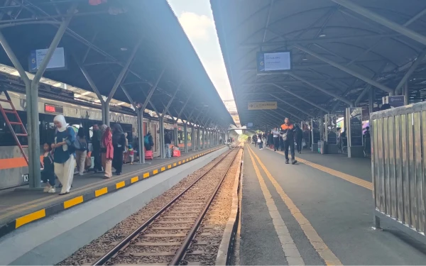 Thumbnail Berita - Angkutan Nataru 2025–2026 Tumbuh Positif, Commuter Line Wilayah 8 Surabaya Layani 967 Ribu Pengguna