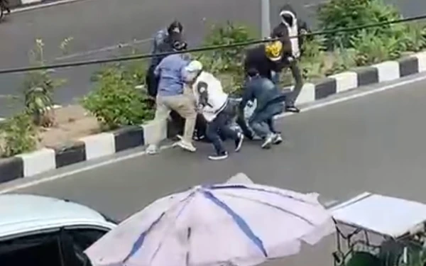 Thumbnail Berita - Penyerangan Brutal di Depan PS Mall Palembang, Gerombolan Bermasker Tebas Korban dengan Pedang